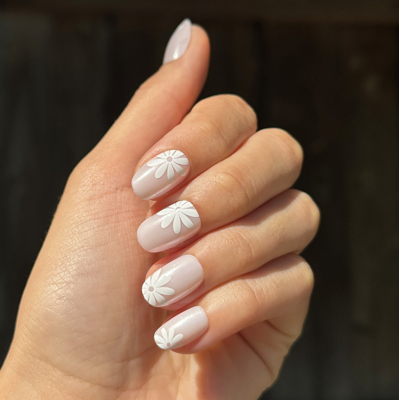 picture of Chrome Daisy Pop - Press-On | Short | Round