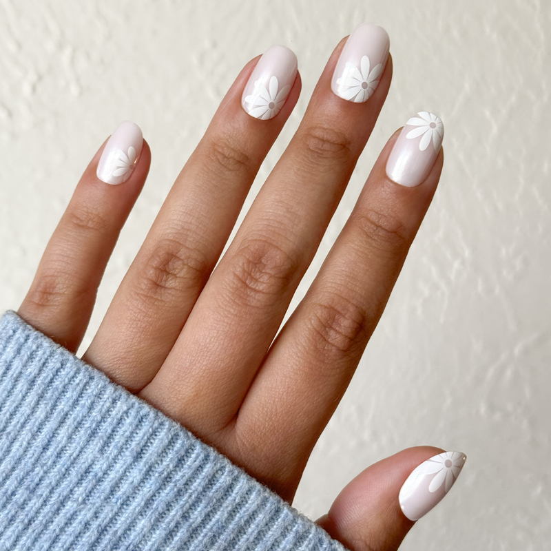 picture of Chrome Daisy Pop - Press-On | Short | Round