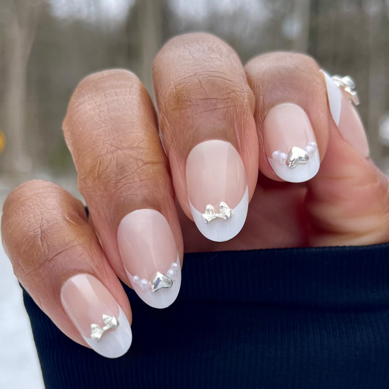 Classic French with Pearls and Bows  - Press On | Medium | Oval - Press-On