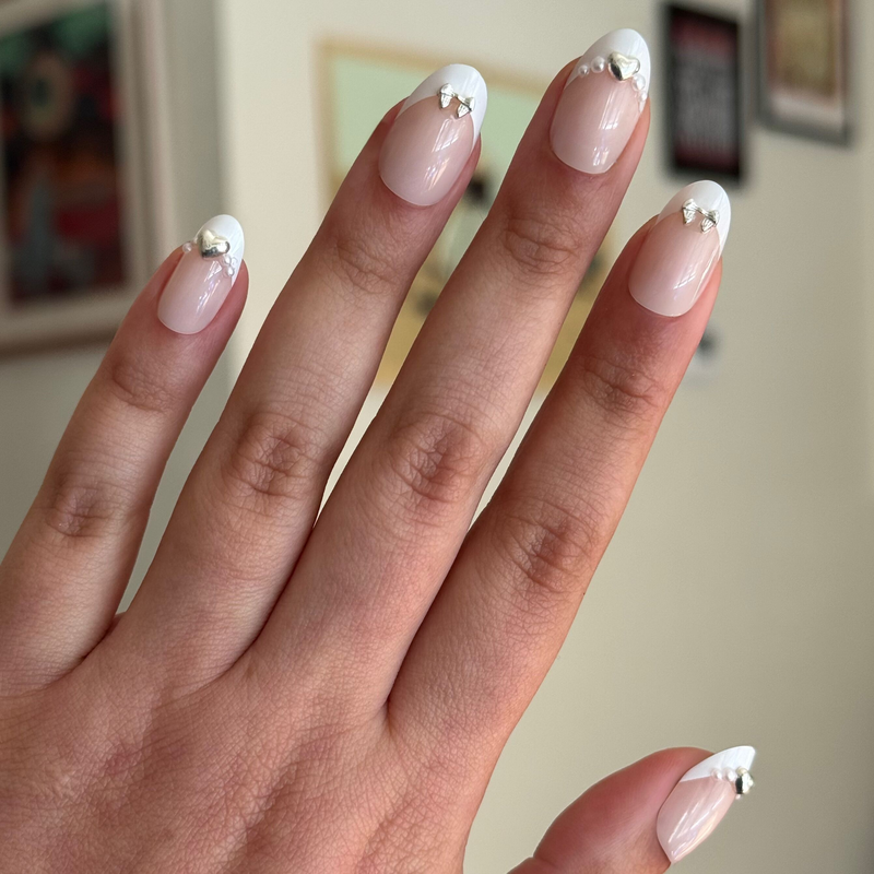 Classic French with Pearls and Bows  - Press On | Medium | Oval - Press-On