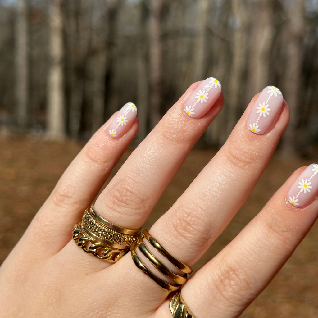 Daisy Chain - Press-On | Short | Round featuring short round sheer nails with delicate white daisy designs on hand with gold rings