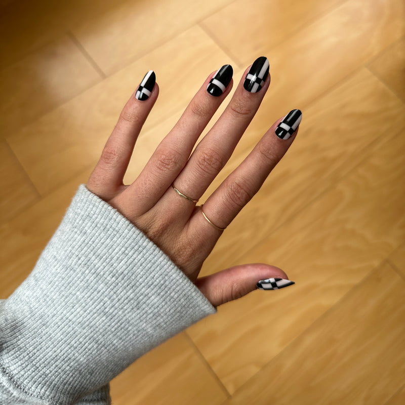 Geometric Plaid | Medium | Oval - Tab Press-On - Tab Press-On