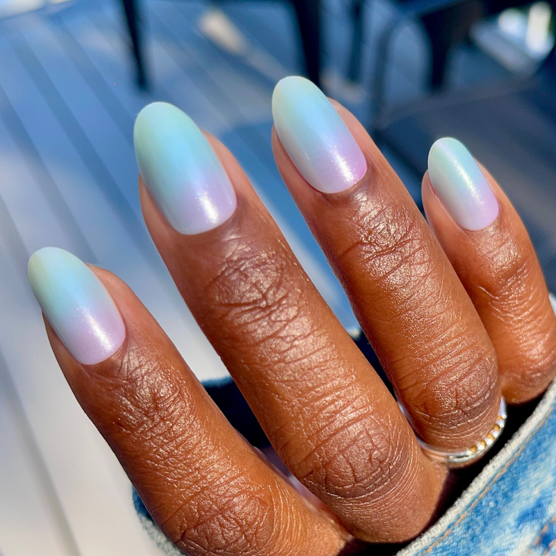 picture of Iridescent Pearl Swirl Shimmer - Press-On | Medium | Oval