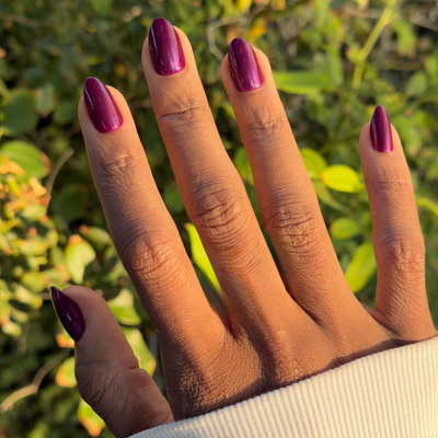 Plaza Shimmer - Press-On | Medium | Almond display on hand