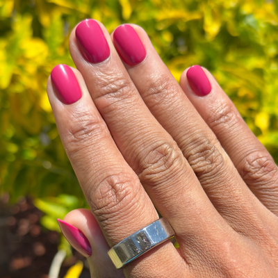 Roar - Tab Press-On | Extra Short | Round display on hand