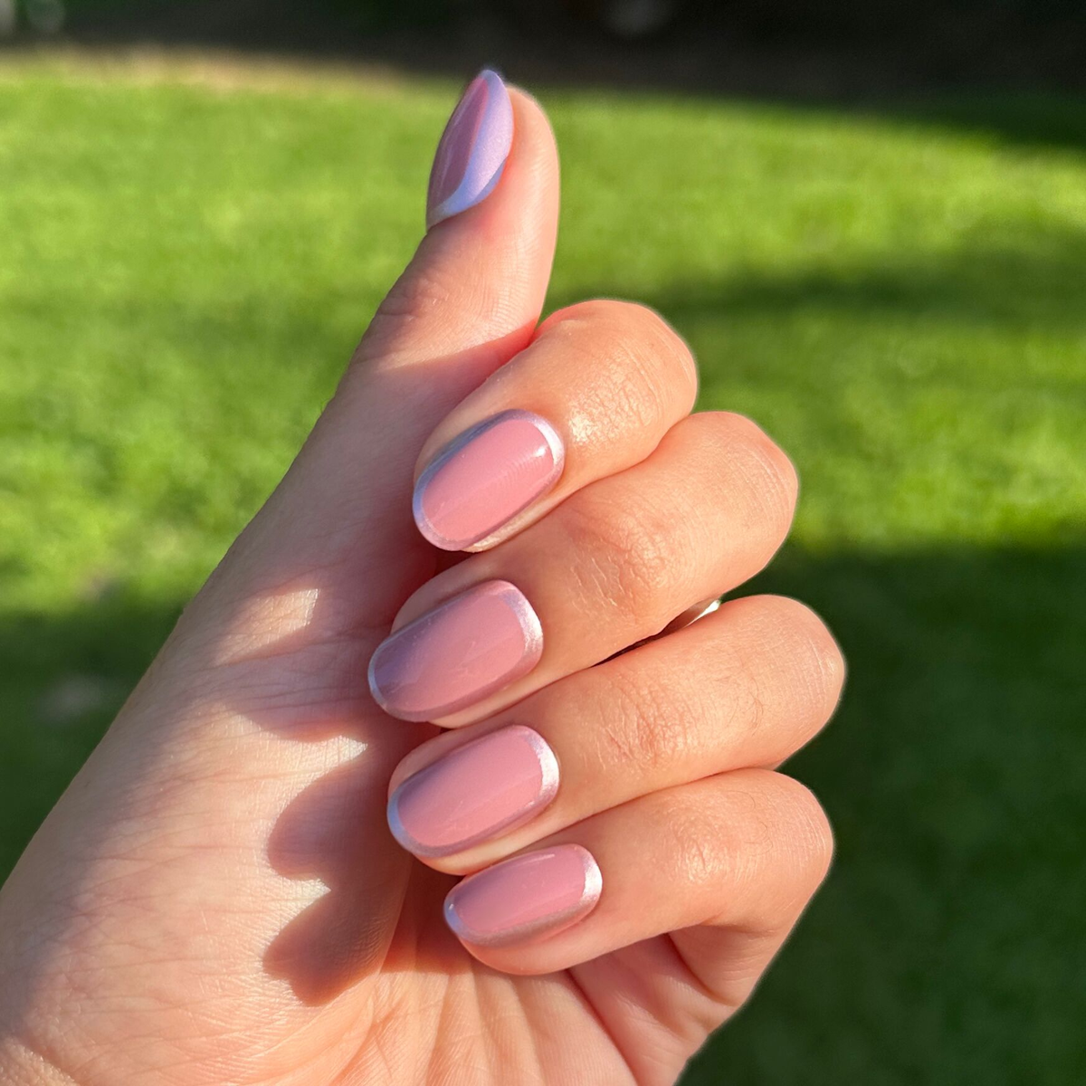 Rosewood Chrome Outline - Press-On | Short | Round warm pinky-brown nails with subtle shimmering chrome borders for easy at-home mani