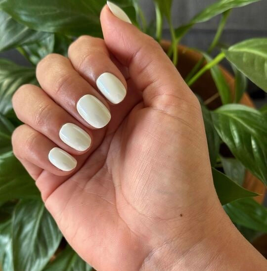 picture of White Jelly Chrome - Press-On | Extra Short | Round