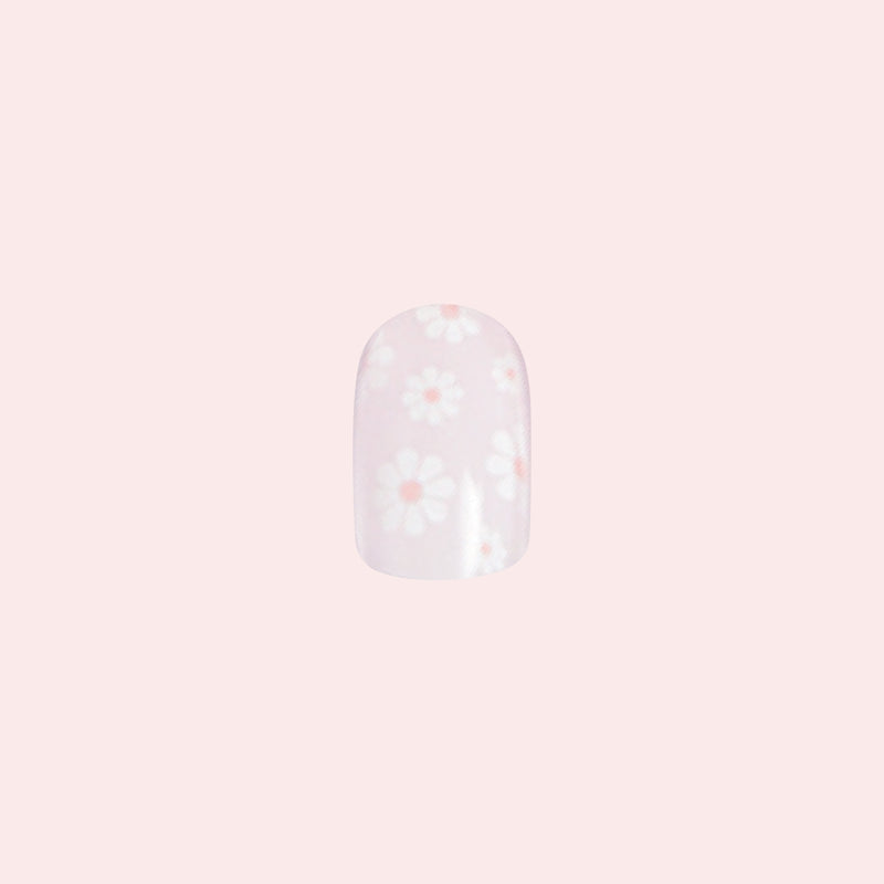Flower Shower - Press-On | Extra Short | Round nail with delicate white daisies on soft pink for an easy at-home mani